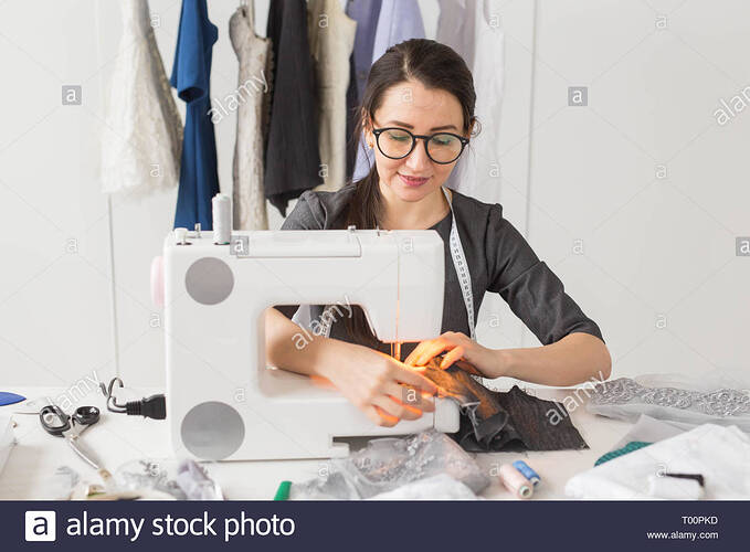 la-gente-moda-y-showroom-concept-joven-disenador-de-moda-cose-ropa-de-una-maquina-de-coser-t00pkd