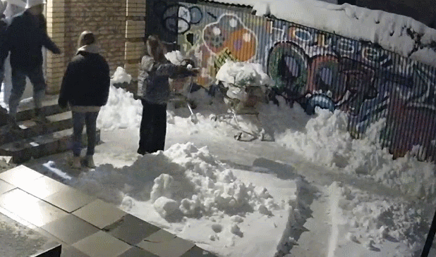 snow-ball-throwing
